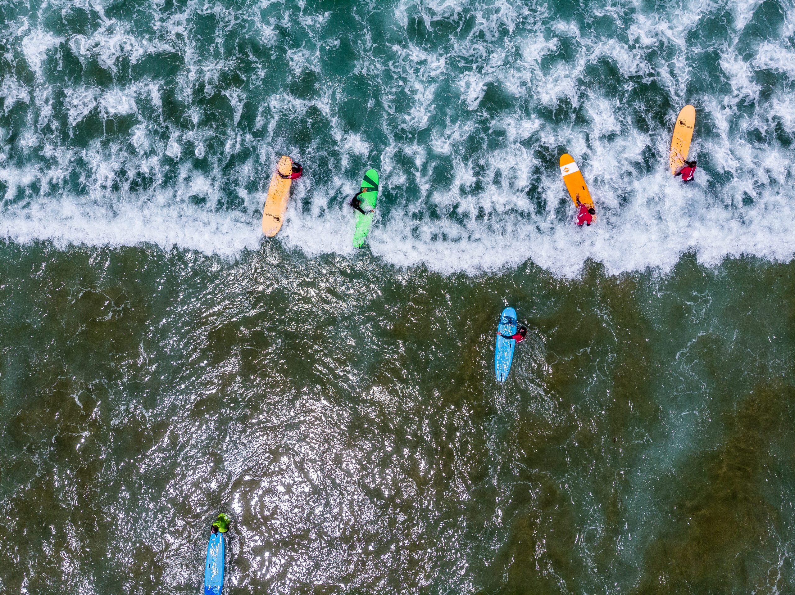 The 3 best tips to surf in a crowded peak