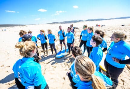 5 reasons for your company to choose surfing as team building!
