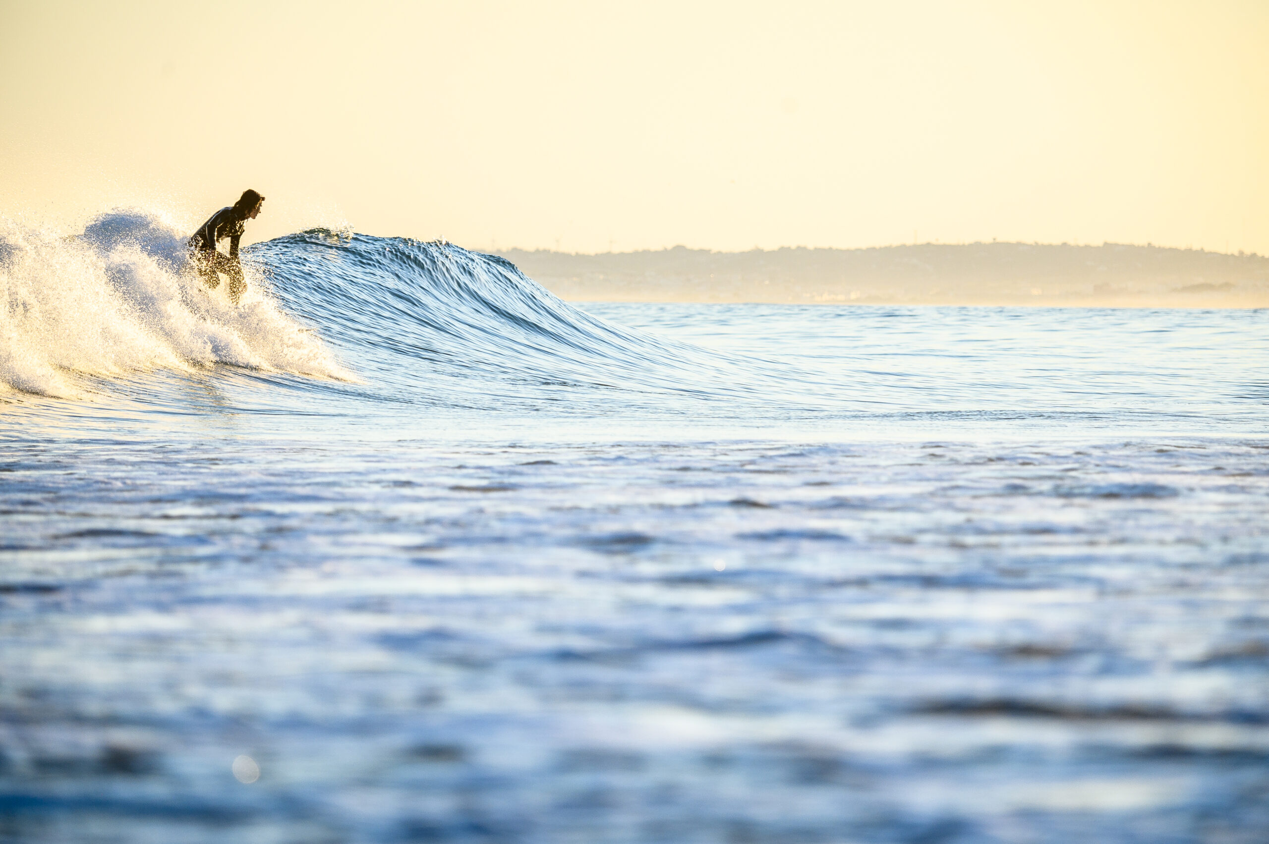 5 reasons to wake up early and score waves!